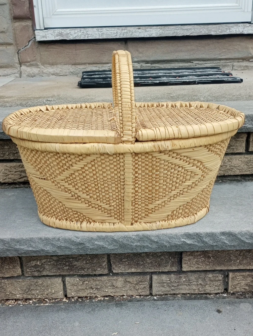 Vintage Woven Natural Tan Wicker Picnic Basket w/ Handle